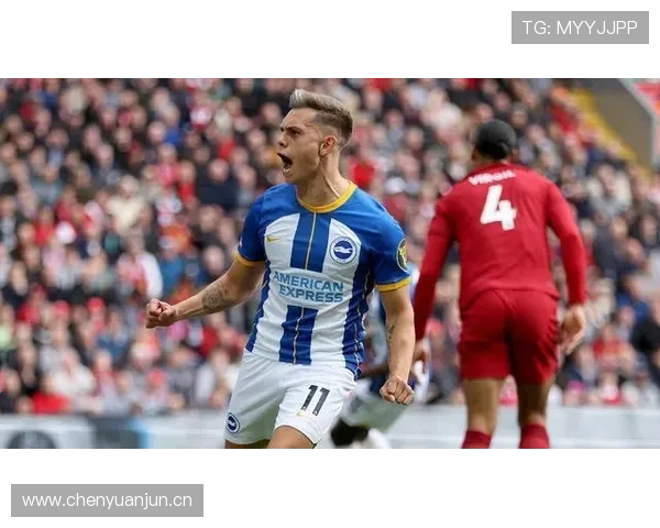 特罗萨德伪9号与边锋角色切换的战术多样性解析 特罗萨德伪9号与边锋角色切换的战术多样性解析