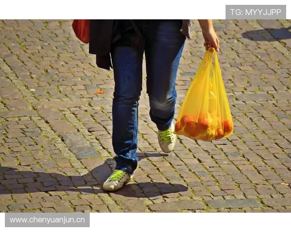 凯蒂·莱德基戴着一副廉价耳环逛菜市场，那反差直接让我停下刷屏