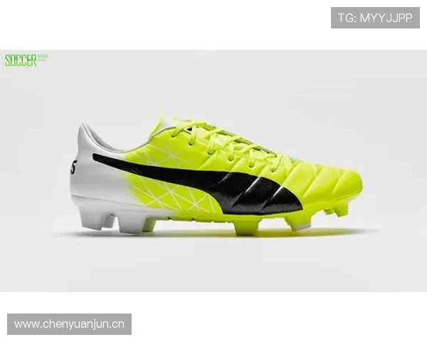 巴洛特利今天又穿啥离谱鞋？感觉他不仅踢球，连时尚都不走寻常路啊！