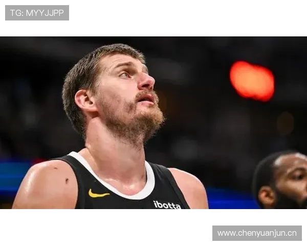 西蒙斯改打挡拆发起，对约基奇制造错位提升助攻